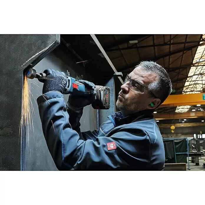 Bosch Professional AMPShare 18V Akku-Geradschleifer GGS 18V-23 LC - 18 V, Ohne Akku, Leerlaufdrehzahl: 23.500 U/min - Mann in Schutzkleidung nutzt einen Akku-Geradschleifer mit ProCORE 18V Akku zum Schleifen von Metall, Funken sprühen.