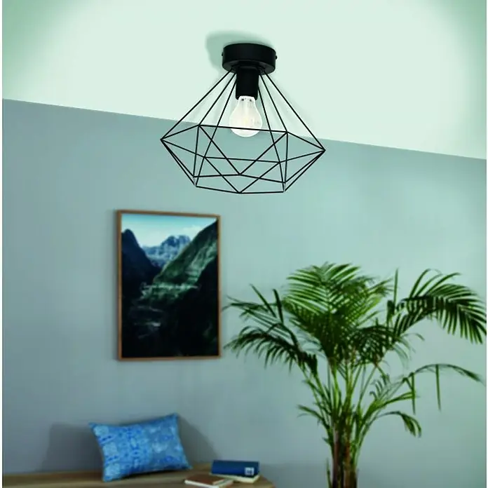 Eglo Tarbes Plafón - 60 W, Ø x Al: 32,5 x 27,5 cm, Negro, E27 - Lámpara de techo con pantalla geométrica de alambre de metal negro y una bombilla en una habitación moderna.