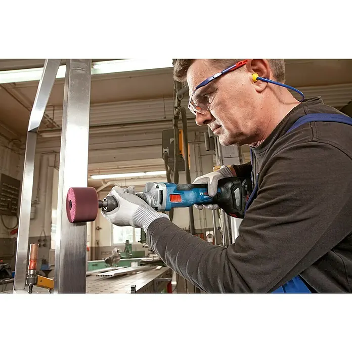 Bosch Professional AMPShare 18V Akku-Geradschleifer GGS 18V-10 SLC18 V, Ohne Akku, Leerlaufdrehzahl: 10.500 U/min, Karton - Ein Mann verwendet einen Bosch Professional Akku-Winkelpolierer zum Polieren eines Metallrahmens. Sicherheitsausrüstung wie Brille und Ohrstöpsel sind vorhanden.