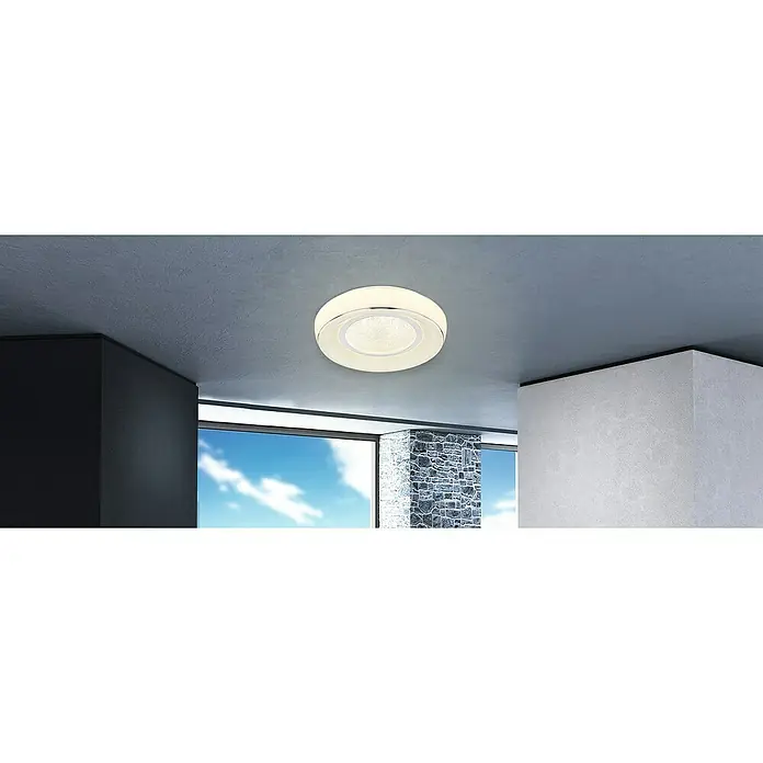 Globo Deckenleuchte rund MICKEY - 18 W, Ø x H: 390 mm x 39,5 cm - Eine moderne, runde Deckenleuchte mit einem glitzernden Mittelteil und silbernem Rand, montiert an einer schlichten Decke.
