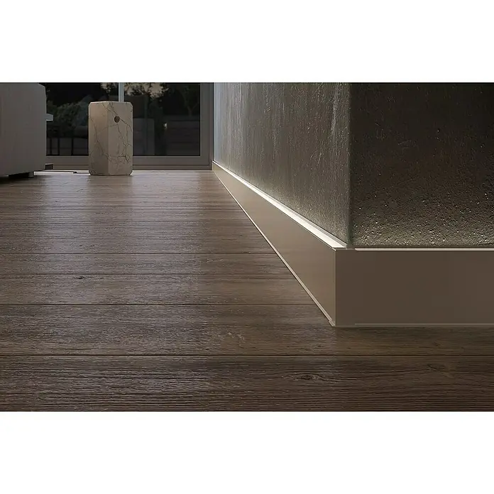 Deckprofil Cubica LS80 Light Up - Champagner, 2,5 m x 19 mm x 80 mm - Elegante Sockelleiste mit integrierter LED-Beleuchtung, die eine stimmungsvolle Atmosphäre in jedem Raum schafft und das moderne Design hervorhebt.