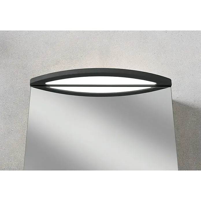 Camargue Swing LED-Spiegelschrank - B x H: 60 x 70,5 cm, Mit Beleuchtung, DIN Anschlag: Rechts, Dark Oak, Glas - Nahaufnahme eines beleuchteten Badezimmerspiegels mit einem schlanken, dunklen Holzrahmen, der eine moderne und funktionale Beleuchtung bietet.