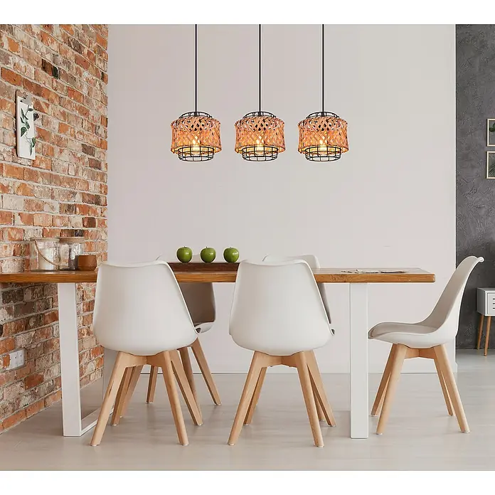 Globo Pendelleuchte GINA40 W, L x B x H: 23 x 19 x 59 cm, Schwarz, E27, 3 Stk. - Eine Esszene mit drei hängenden Lampen mit Rattan-Schirmen über einem Holztisch mit weißen Stühlen.