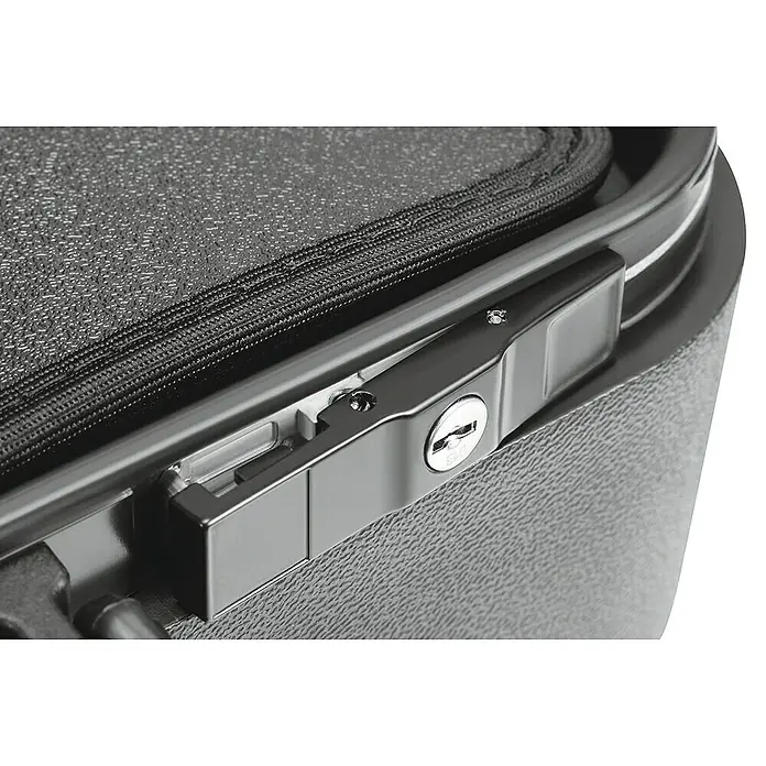 Matador Werkzeugkoffer Allround - L x B x H: 190 x 485 x 370 mm, 185 -tlg. - Detailansicht eines schwarzen Instrumentenkastenschlosses mit Schlüssel, das Sicherheit und Schutz bietet.
