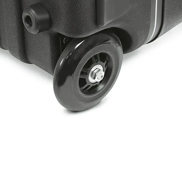 Matador Werkzeugkoffer Allround - L x B x H: 190 x 485 x 370 mm, 185 -tlg. - Nahaufnahme eines schwarzen Koffer-Rads, das die Mobilität und das robuste Design des Gepäckstücks hervorhebt. Ideal für Reisen.