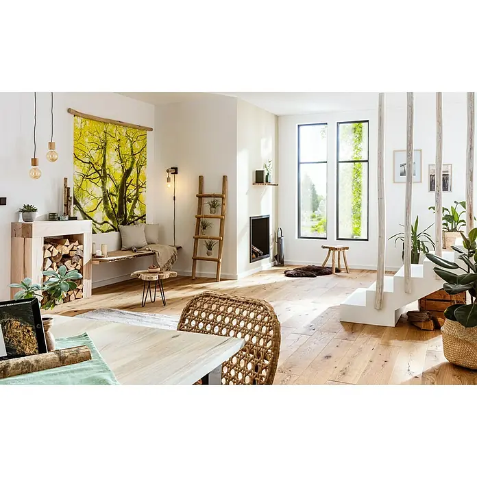 Teakstamm - Durchmesser: 5 cm - 7 cm, Länge: 2 m, Grundiert - Ein heller Wohnraum mit Holzboden, einem dekorativen Leiterregal und einem modernen Kamin, der eine gemütliche Atmosphäre schafft.