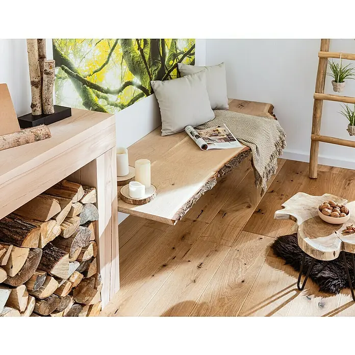 Blockware - Eiche, Anfallende Breite: 26 cm - 30 cm, 120 x 2,6 cm - Wohnzimmer-Interieur mit Holzbalken-Sitzgelegenheit, Kaminholzregal und Dekoelementen, die eine gemütliche und natürliche Atmosphäre schaffen.