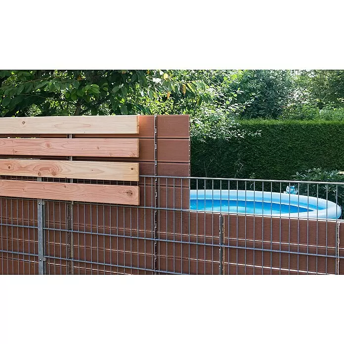 BRIGX Winkel - L x B x H: 596 x 40 x 20 mm, Passend für: Stabmatten - Gartenzaun aus hellen Holzlatten und braunen Verbundplatten, der teilweise einen aufblasbaren Pool verdeckt.
