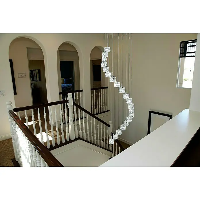 Searchlight Pendelleuchte rund - 3,2 W, Ø x H: 450 mm x 180 cm, Transparent, Chrom - Elegante Wendeltreppe mit modernem Kristall-Kronleuchter, der das Treppenhaus stilvoll beleuchtet und ein luxuriöses Ambiente schafft.