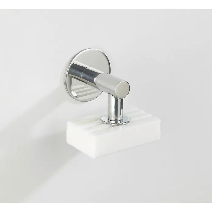 Wenko Magnetseifenhalter Turbo-Loc - Edelstahl, Glänzend - Ein silberner Seifenhalter mit einer weißen Seife an einer weißen Wand. Die Seife ist rechteckig und hat Rillen.
