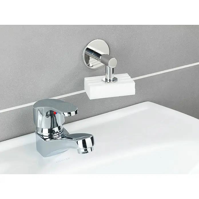 Wenko Magnetseifenhalter Turbo-Loc - Edelstahl, Glänzend - Nahaufnahme eines eleganten Waschbeckens mit Armatur und Seifenspender, die eine moderne Badgestaltung zeigen.