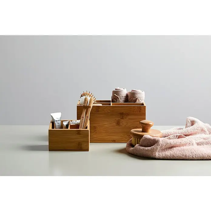 Wenko Aufbewahrungsbox Terra9 x 12 x 8,5 cm, Bambus - Badezimmer-Arrangement mit Zahnbürsten, Handtüchern und Hautpflegeprodukten in Bambusbehältern für eine natürliche Note.