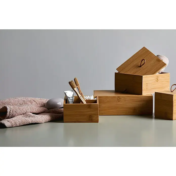Wenko Aufbewahrungsbox Terra9 x 12 x 8,5 cm, Bambus - Badezimmer-Arrangement mit Bambusboxen in verschiedenen Größen zur stilvollen Aufbewahrung von Handtüchern und Badutensilien.