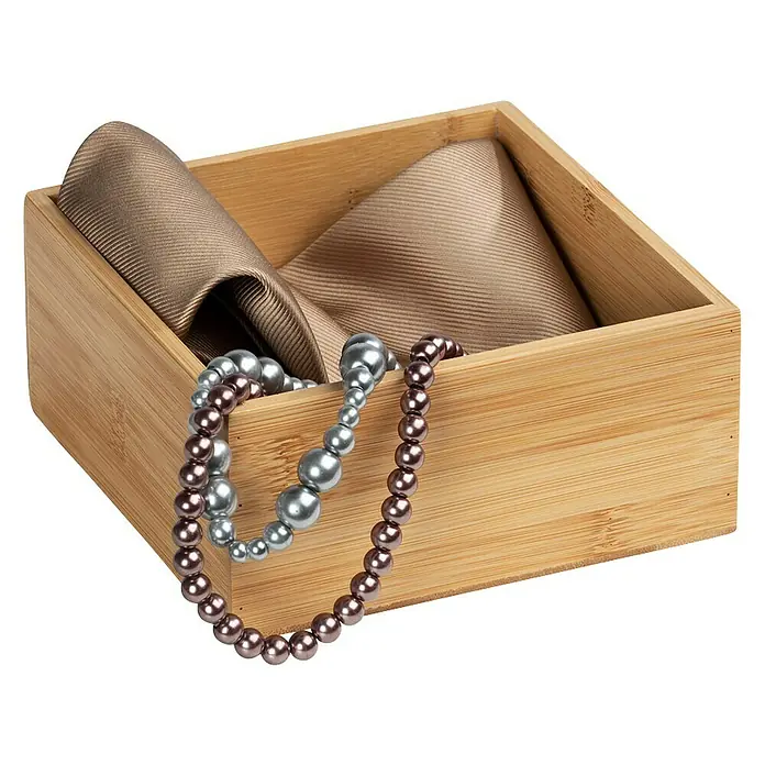 Wenko Aufbewahrungsbox Terra M - 15 x 15 x 7 cm, Bambus - Diese Nahaufnahme zeigt eine quadratische Bambusbox mit Schmuck und einem braunen Stofftuch, die eine elegante und natürliche Präsentation bietet.