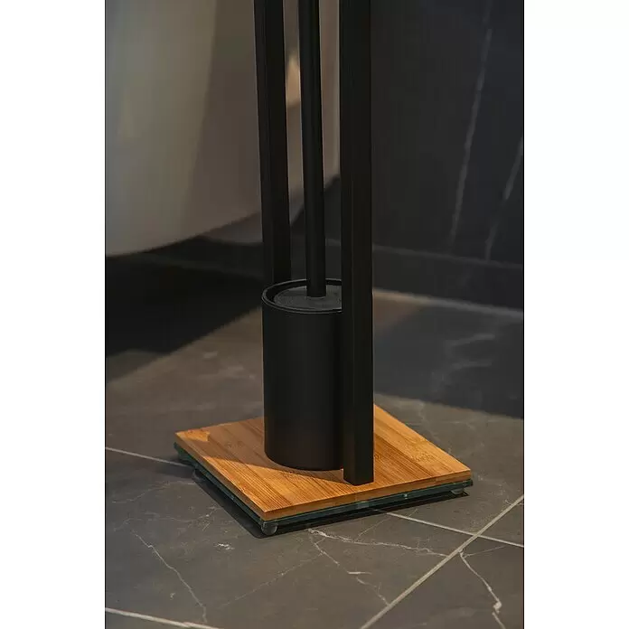 Wenko Bambusa WC-Kombi-Bürstengarnitur - Höhe: 72,5 cm, Schwarz/Bambus, Matt - Schwarzer Toilettenbürstenhalter aus Metall mit zylindrischem Behälter und Holzsockel auf Badezimmerboden.