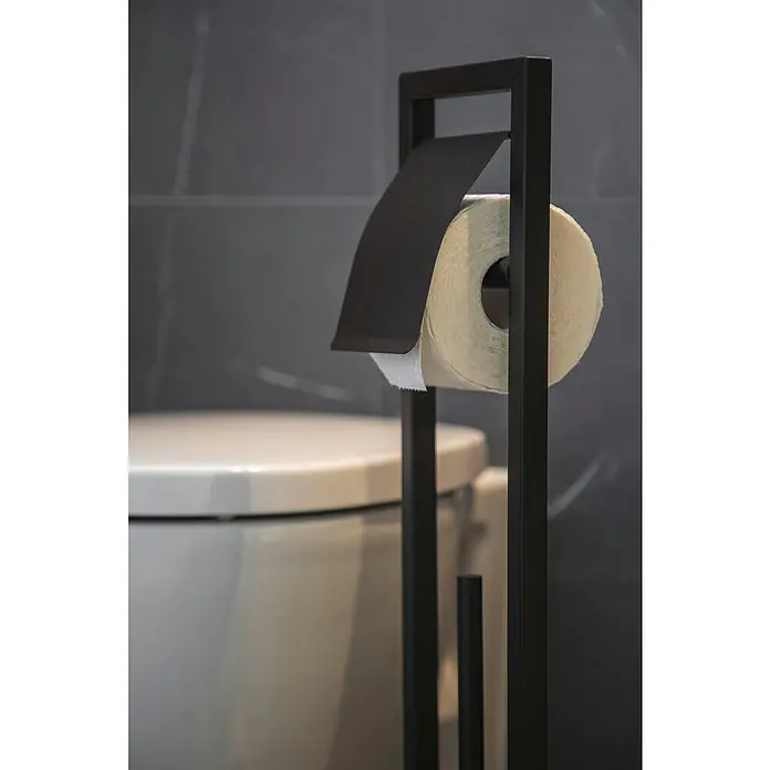 Wenko Bambusa WC-Kombi-Bürstengarnitur - Höhe: 72,5 cm, Schwarz/Bambus, Matt - Nahaufnahme eines freistehenden, mattschwarzen Toilettenpapierhalters neben einer weißen Toilette vor einer dunklen, marmorierten Wand.