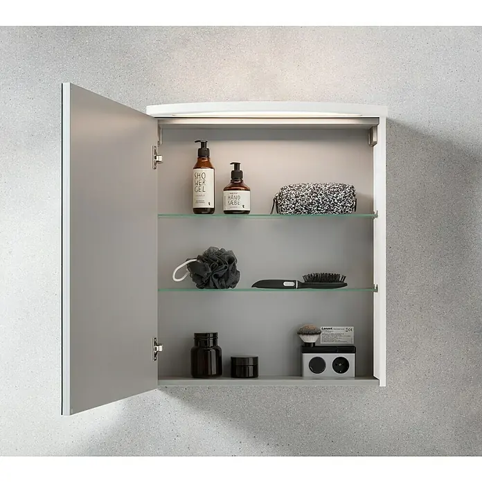 Camargue Swing Badmöbel-Set SW622W - Gesamtbreite Badmöbel: 60 cm, Weiß, Hochglänzend, 3 -tlg. - Ein offener weißer Spiegelschrank mit Glasböden, der eine Vielzahl von Toilettenartikeln und Kosmetika präsentiert.