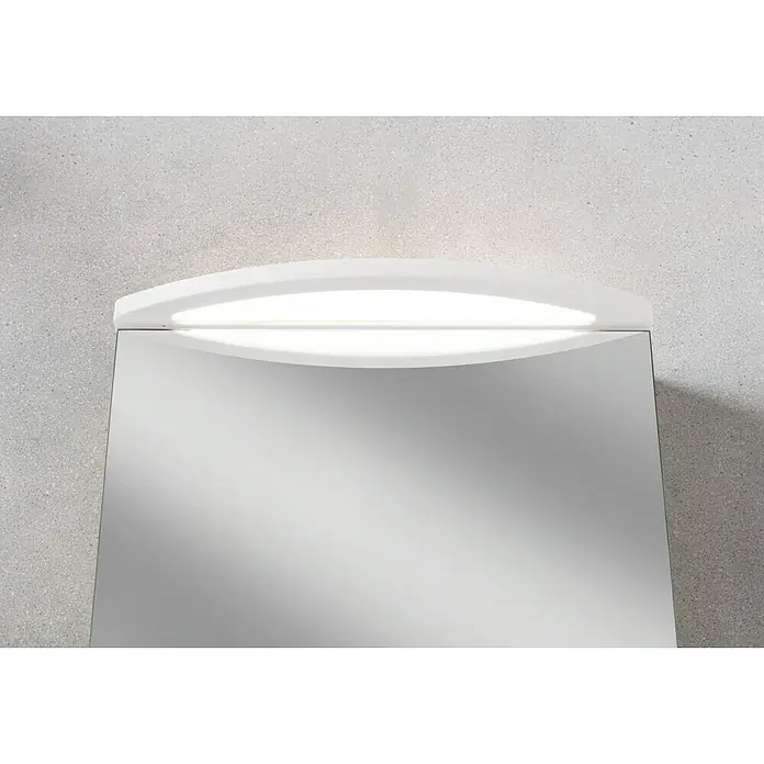 Camargue Swing LED-Spiegelschrank - B x H: 60 x 70,5 cm, Mit Beleuchtung, DIN Anschlag: Rechts, Weiß, Glas - Eine Nahaufnahme eines beleuchteten Spiegelschranks mit einer weißen, gebogenen Leuchte. Ideal für Badezimmer.