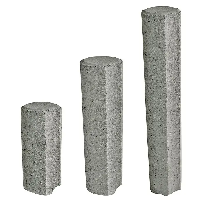 EHL Verbundpalisade - Ø x H: 10 x 60 cm, Grau, Beton - Drei Betonpfosten unterschiedlicher Größe aufgereiht vor schwarzem Hintergrund.