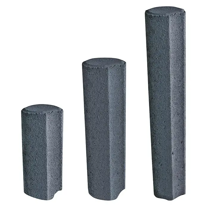 EHL Verbundpalisade - Ø x H: 10 x 25 cm, Anthrazit, Beton - Die Aufnahme zeigt drei graue sechseckige Betonpfosten unterschiedlicher Höhe vor einem schwarzen Hintergrund.