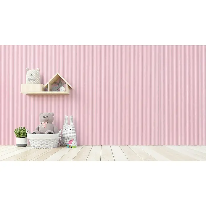 Papel pintado de vinilo autoadhesivo Raya - 90 cm x 3,3 m, 100% PVC - Una acogedora habitación infantil con un oso de peluche en una cesta y una bonita estantería con juguetes contra una pared rosa.