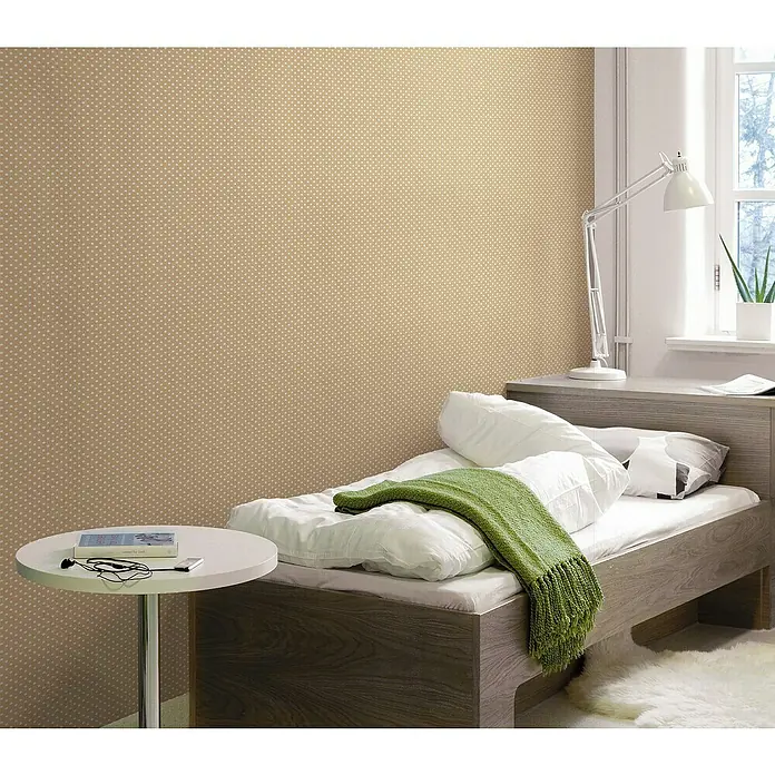 Papel pintado de vinilo autoadhesivo Cordón Topo - 90 cm x 3 m, 100% PVC - Dormitorio con cama individual, mesita de noche y lámpara. La cama está decorada con ropa de cama blanca y una manta verde.