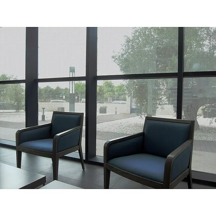 Lámina adhesiva al corte Sun Silver - Ancho: 92 cm, Transparente - Dos elegantes sillones azules frente a grandes ventanas, invitando a relajarse. El diseño moderno encaja perfectamente en cualquier espacio.