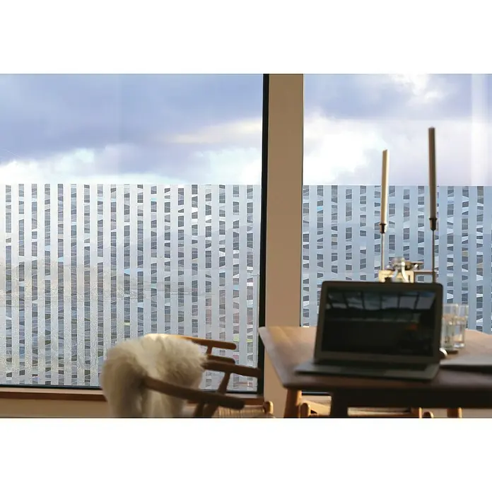 Lámina para ventana Línea Fix Niagara - Transparente - Film decorativo para ventanas con un diseño de rayas moderno que filtra la luz suavemente mientras oscurece la vista para mayor privacidad.