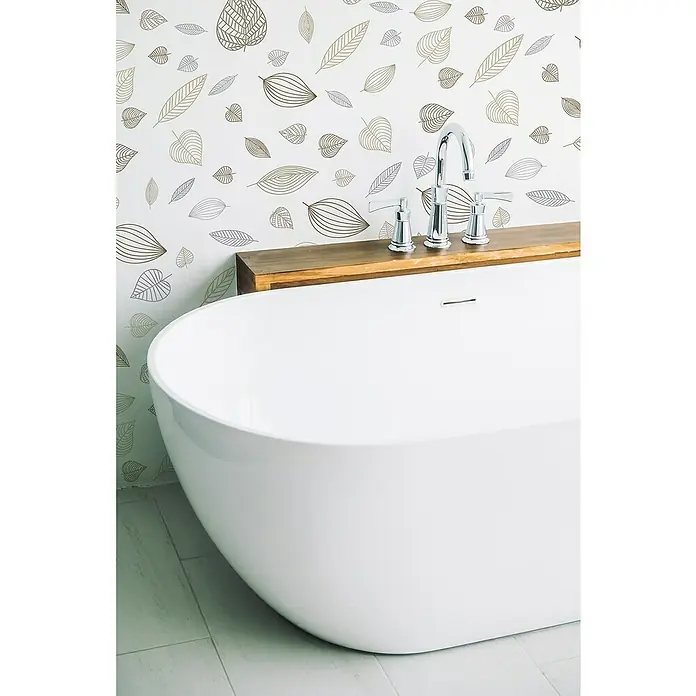Papel pintado de vinilo autoadhesivo Hojas - 90 cm x 3 m, 100% PVC - Primer plano de una bañera exenta con accesorios en un estante de madera frente a una pared con diseño de hojas.