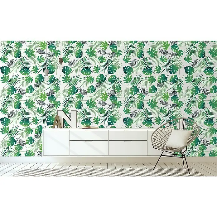 Papel pintado de vinilo autoadhesivo Tropical Hojas - 90 cm x 3 m, 100% PVC - Salón con papel tapiz de hojas verdes, una cómoda blanca y una silla gris. El papel tapiz aporta un ambiente tropical a la estancia creando un ambiente fresco.