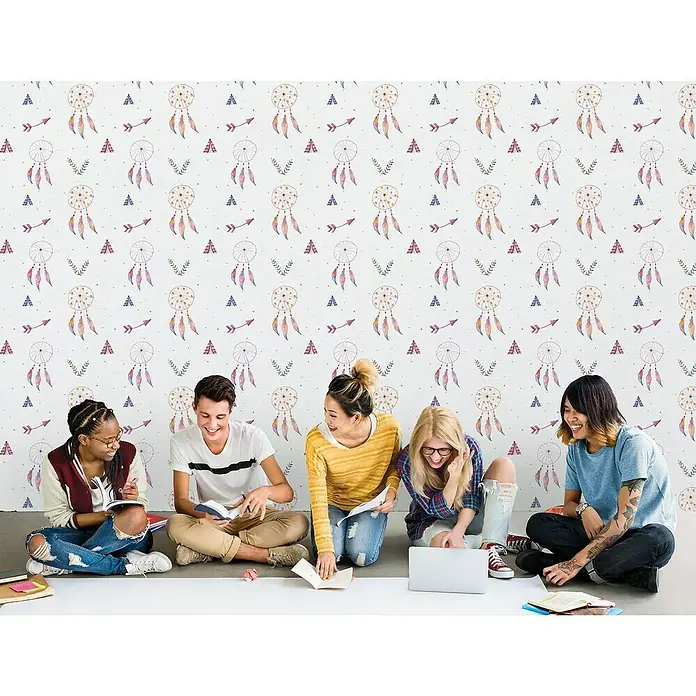 Papel pintado de vinilo autoadhesivo Atrapasueños - 90 cm x 3 m, 100% PVC - Un grupo de jóvenes adultos se sienta en el suelo, aprendiendo e interactuando entre ellos, utilizando libros y un ordenador portátil.