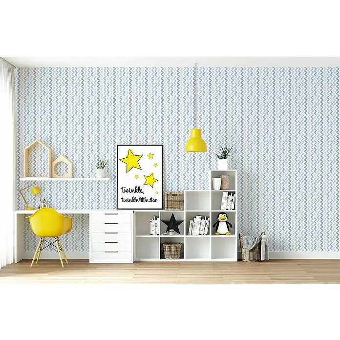 Papel pintado de vinilo autoadhesivo Zigzag - 90 cm x 3 m, 100% PVC, Azul/Transparente - Habitación infantil vibrante con detalles amarillos y un escritorio con soluciones de almacenamiento. El cartel de la estrella muestra el texto "Twinkle, Twinkle Little Star".