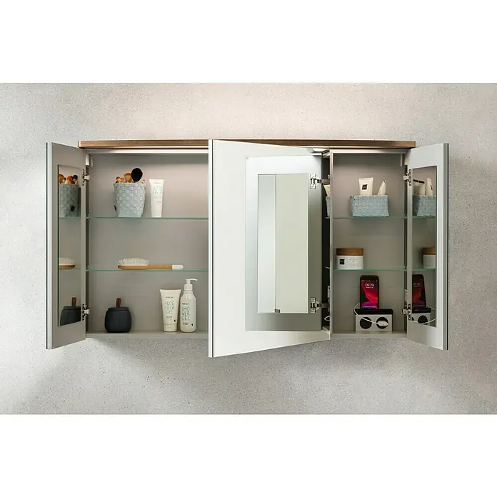 Camargue Swing K Badmöbel-Set BC3 - Gesamtbreite Badmöbel: 120 cm, Berg Eiche, Matt, 4 -tlg. - Ein offener Badezimmerschrank mit Glasböden, der eine Auswahl an Toilettenartikeln, Make-up und persönlichen Gegenständen zeigt.