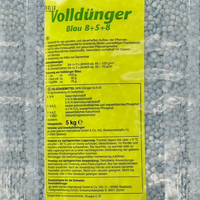 Blaudünger - 5 kg, Max. Anwendungsfläche: 75 m² - Nahaufnahme eines "Volldünger Blau 8+5+8" Düngerpakets mit Produktinformationen und Dosierungsanweisungen.