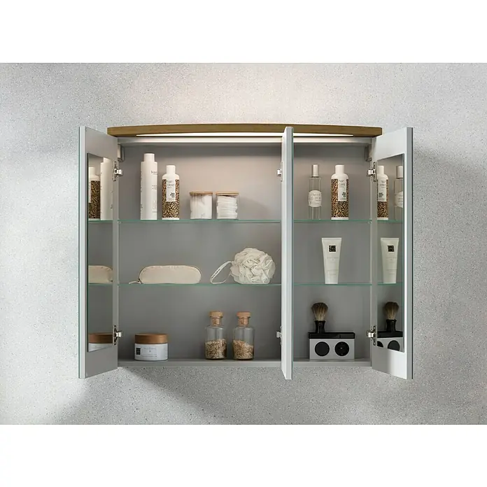 Camargue Swing Badmöbel-Set SW820B - Gesamtbreite Badmöbel: 80 cm, Berg Eiche, Matt, 3 -tlg. - Ein offener Badezimmerschrank mit Pflegeprodukten, stilvoll beleuchtet, bietet praktischen Stauraum und eine elegante Ästhetik im Badezimmer.