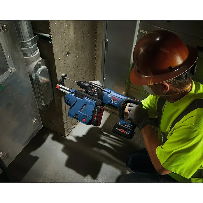 Bosch Professional AMPShare 18V Akku-Kombihammer GBH 18V-26 - 18 V, Ohne Akku, 2,6 J, Karton - Der Bosch GBH 18V-26 Professional Bohrhammer mit Staubabsaugung im Einsatz, ein robustes und effizientes Werkzeug für Profis.
