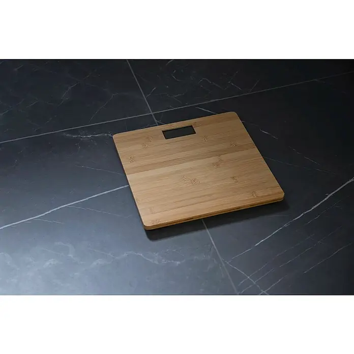 Wenko Bambusa Personenwaage - Bambus, Belastbarkeit: 180 kg - Nahaufnahme einer quadratischen Personenwaage aus Holz auf einem dunklen Marmorboden, die ein modernes und natürliches Design zeigt.