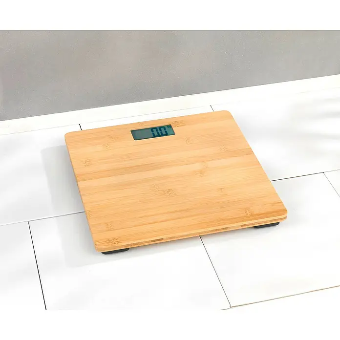 Wenko Bambusa Personenwaage - Bambus, Belastbarkeit: 180 kg - Eine quadratische Körperwaage aus Bambus mit digitaler Anzeige, die auf weißen Fliesen steht. Das schlanke Design passt perfekt in jedes moderne Badezimmer.
