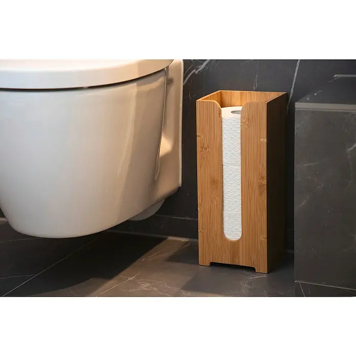 Wenko Bambusa ErsatzpapierrollenhalterBambus - Ein Toilettenpapierhalter aus Holz steht neben einer weißen Toilette und bietet eine praktische Aufbewahrungslösung.