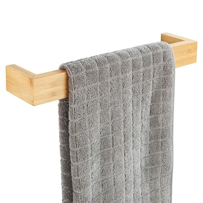 Wenko Bambusa Handtuchstange - Breite: 40 cm, Bambus - Ein graues, quadratisch gemustertes Handtuch hängt an einem hölzernen Handtuchhalter mit quadratischen Enden.