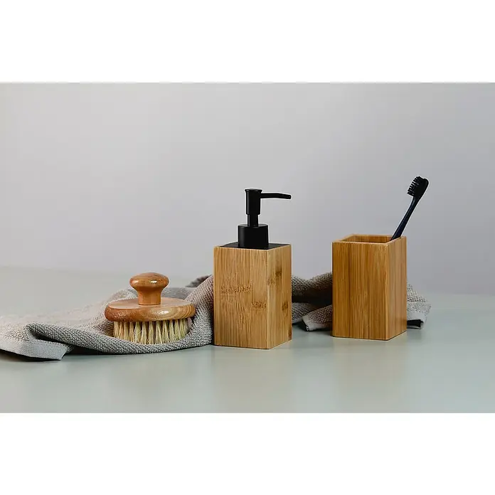 Wenko Seifenspender PaduaBambus, Schwarz/Bambus - Badezimmer-Set aus Bambus mit Seifenspender, Bürste, Zahnbürstenhalter und grauem Handtuch für ein stilvolles Ambiente.