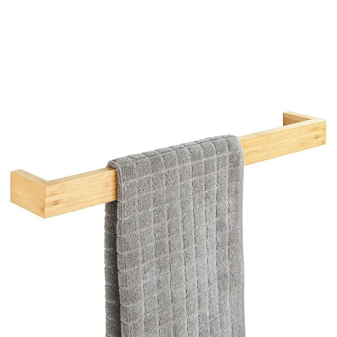 Wenko Bambusa Handtuchstange - Breite: 60 cm, Bambus - Nahaufnahme einer Handtuchstange aus Bambus mit einem grauen Handtuch darauf, ideal für jedes Badezimmerdekor.