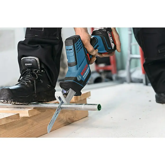 Bosch Professional AMPShare 18V Akku-Säbelsäge GSA 18V-LI - 18 V, Ohne Akku - Ein Mann schneidet mit einer Bosch Professional GSA 18 V-LI Akku-Säbelsäge ein Rohr auf einer Baustelle.