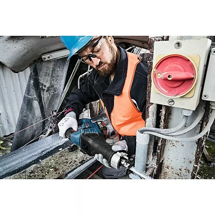 Bosch Professional AMPShare 18V Akku-Säbelsäge GSA 18V-32 - 18 V, Ohne Akku, 0 /min - 2.500 /min, Karton - Mann mit Helm und Schutzkleidung benutzt ein blau-schwarzes Bosch Akku-Schneidwerkzeug, um ein Kabel oder Rohr zu schneiden.