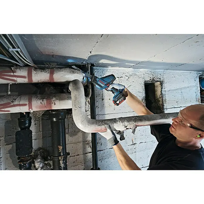 Bosch Professional AMPShare 18V Akku-Säbelsäge GSA 18V-LI - 18 V, Ohne Akku - Ein Mann schneidet mit einer Bosch Akku-Säbelsäge ein Rohr. Das Gerät ist blau, kompakt und akkubetrieben mit 18V.