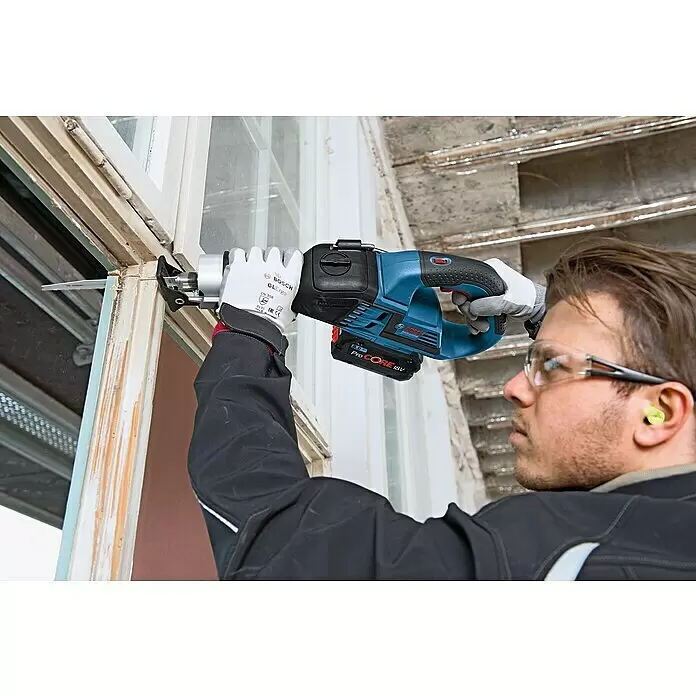 Bosch Professional AMPShare 18V Akku-Säbelsäge GSA 18V-32 - 18 V, Ohne Akku, 0 /min - 2.500 /min, Karton - Person schneidet mit einer blauen und schwarzen Akku-Bosch-Säbelsäge einen Holzfensterrahmen.
