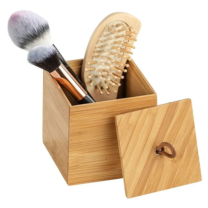 Wenko Aufbewahrungsbox Terra S - 9 x 9 x 9 cm, Bambus - Bambusbox mit Kosmetikpinsel und Haarbürste, der Deckel ist leicht geöffnet, zeigt die natürliche Holzmaserung und den Griff.