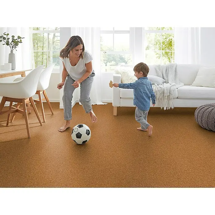 Corklife Studiostyle Korkboden - Beja, 905 x 295 x 10,5 mm - Familie spielt mit einem Fußball auf einem Bodenbelag aus Kork. Der Bodenbelag ist braun und hat eine natürliche Maserung.