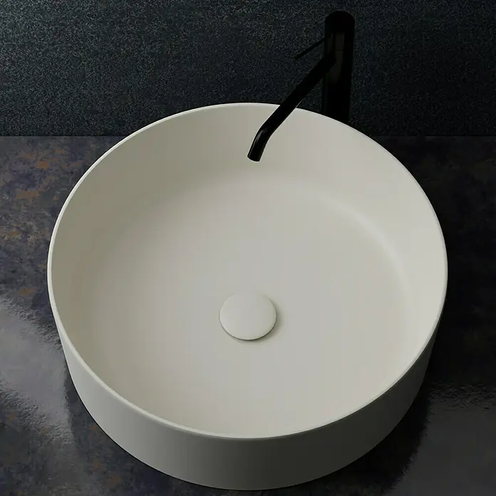 RAK Ceramics Feeling Ablaufventil - 1 ¼″, Greige, Permanent geöffnet - Elegantes Aufsatzwaschbecken in Weiß mit stilvoller, schwarzer Armatur. Ein modernes Highlight für jedes Badezimmer.