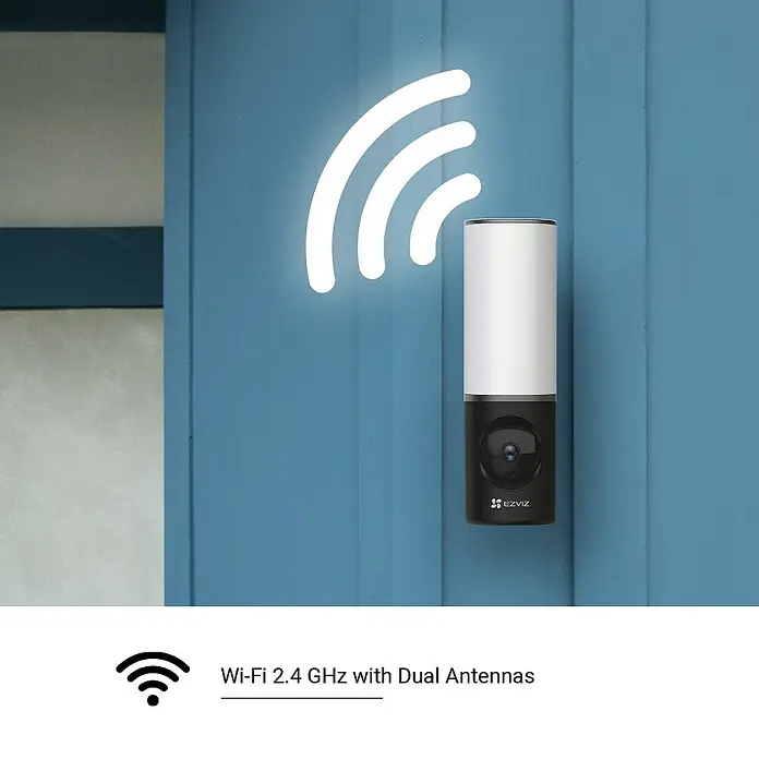 EZVIZ Überwachungskamera LC3 - Schwarz, Weiß - Eine EZVIZ Sicherheitskamera mit Nachtsichtfunktion und WLAN-Verbindung ist an einer blauen Wand montiert.